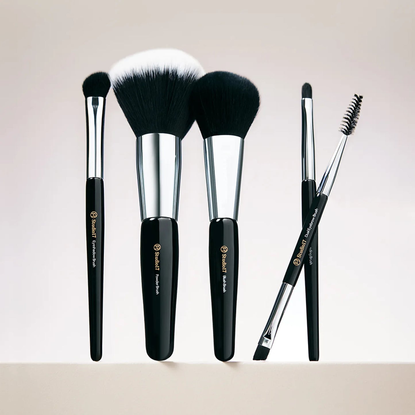 Studio17 Portable makeup brush set with mesh storage pouch and brush covers